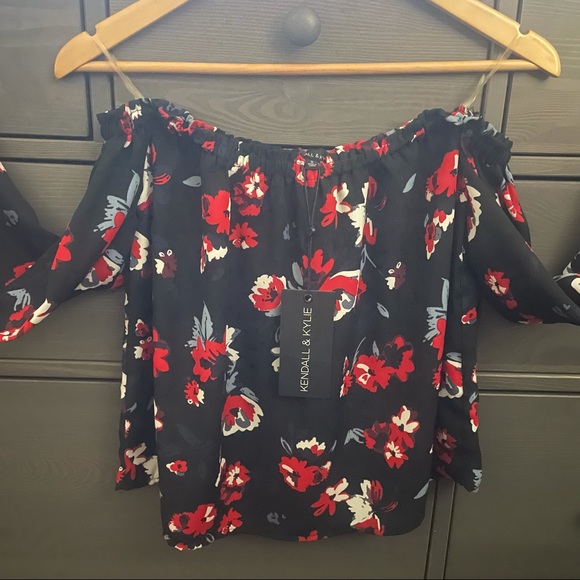 Kendall & Kylie Blouse - Picture 5 of 6